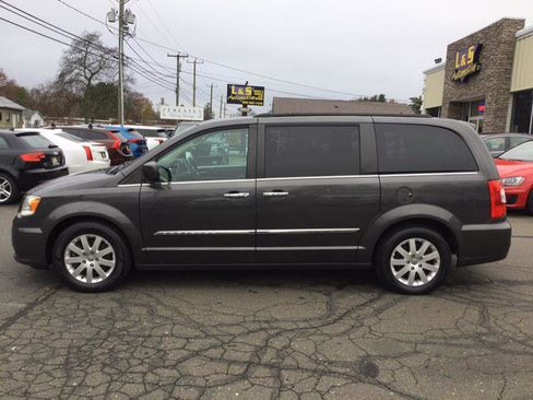 Used 2015 Chrysler Town & Country Touring w/ Driver Convenience Group image 8