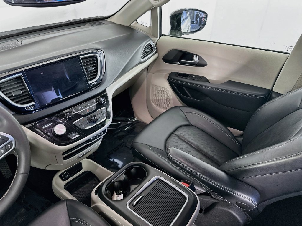 Certified 2024 Chrysler Pacifica Touring-L FWD image 33