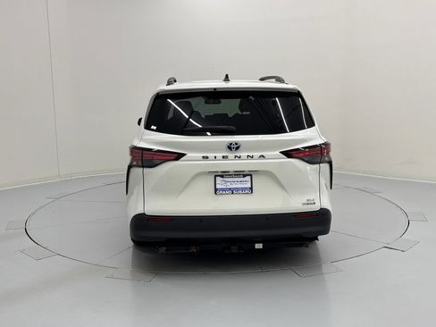 Used 2021 Toyota Sienna XLE w/ XLE Plus Package FWD image 4