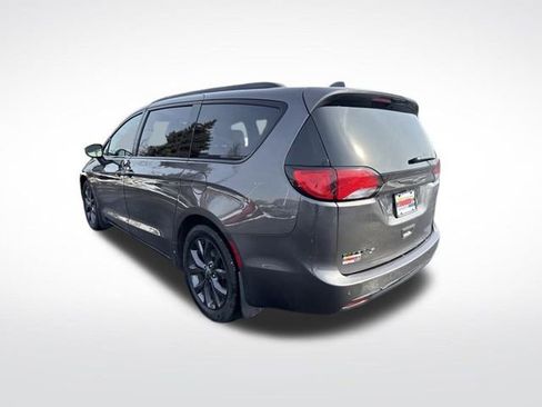 Used 2018 Chrysler Pacifica Touring-L w/ Premium Audio Group image 3