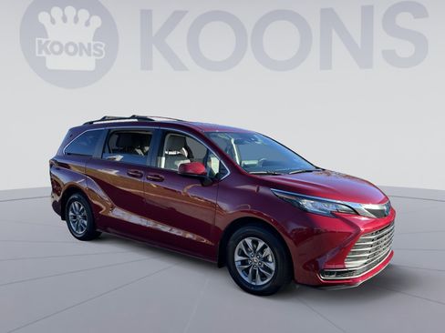 Used 2022 Toyota Sienna LE image 10