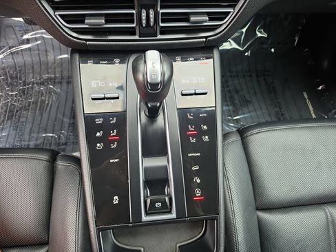 Used 2023 Porsche Macan AWD/4WD image 17