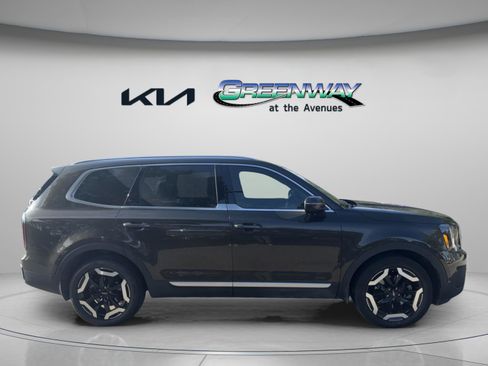 Used 2023 Kia Telluride EX w/ EX Captain's Chair Package image 5