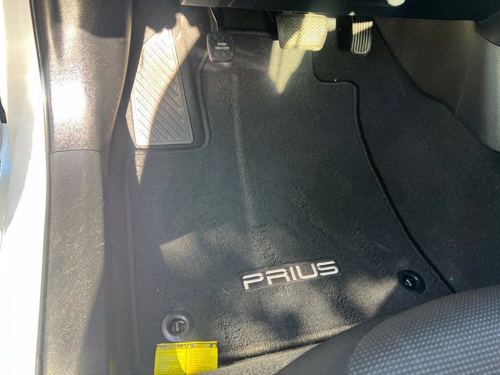 Used 2021 Toyota Prius L Eco FWD image 35