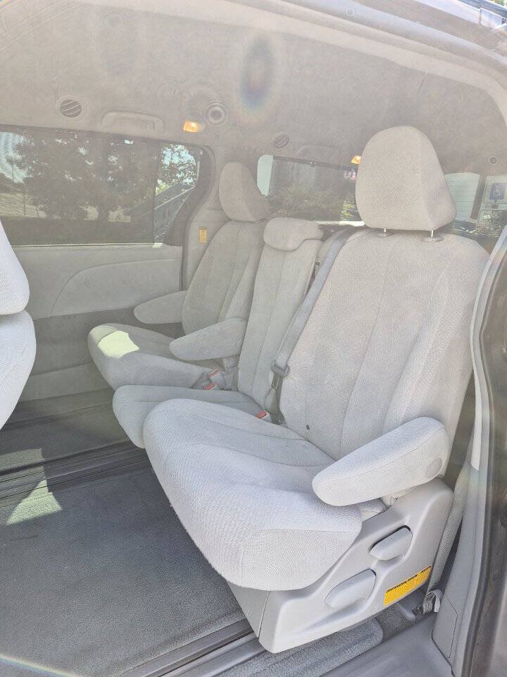 Used 2014 Toyota Sienna LE FWD image 22