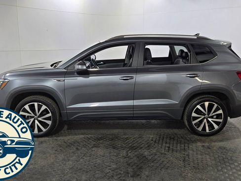Used 2022 Volkswagen Taos SE FWD image 4