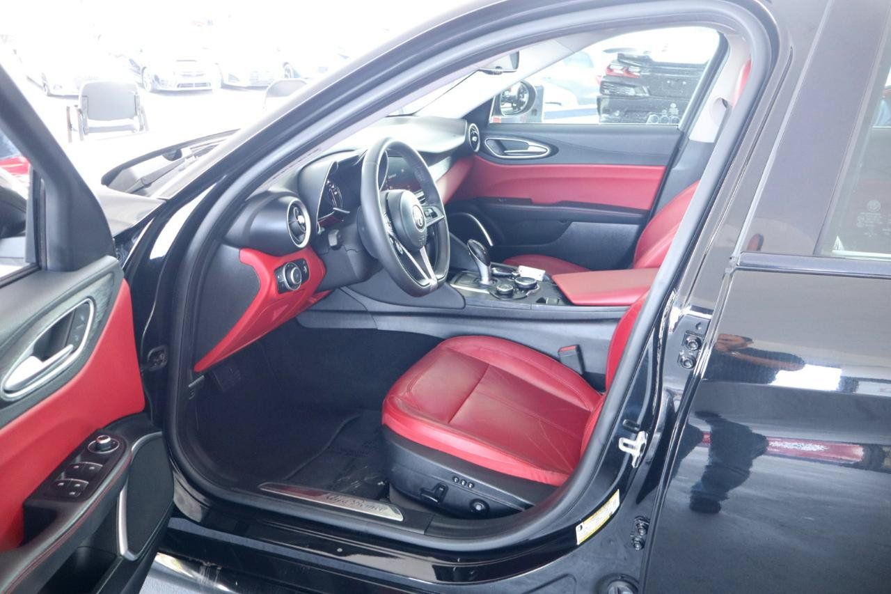Used 2019 Alfa Romeo Giulia w/ Quick Order Package 22K Sport RWD image 17