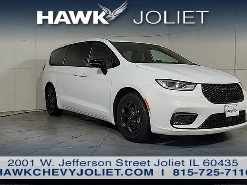 Used 2024 Chrysler Pacifica Limited FWD image 2