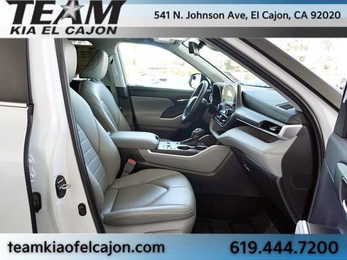 Used 2023 Toyota Highlander XLE FWD image 11