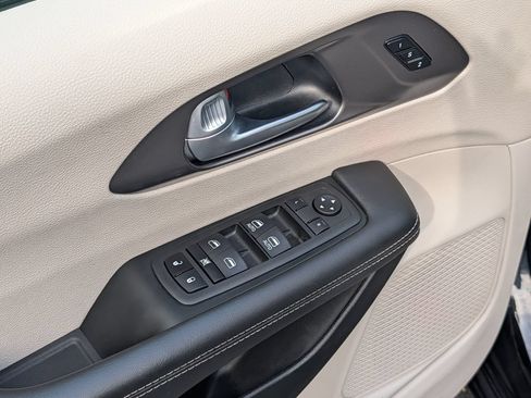 Used 2023 Chrysler Pacifica Touring-L FWD image 15