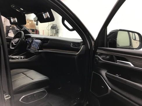 Used 2024 Jeep Wagoneer L Series II w/ Flexible Seating Group image 31