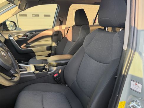 Used 2021 Toyota RAV4 XLE w/ Convenience Package FWD image 15