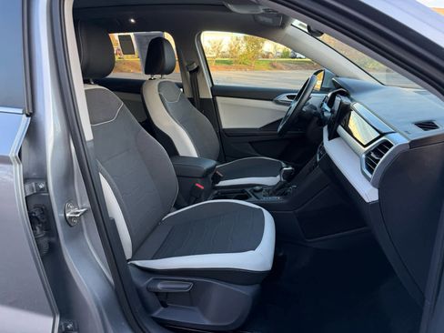 Certified 2025 Volkswagen Taos SE w/ Panoramic Sunroof Package image 10