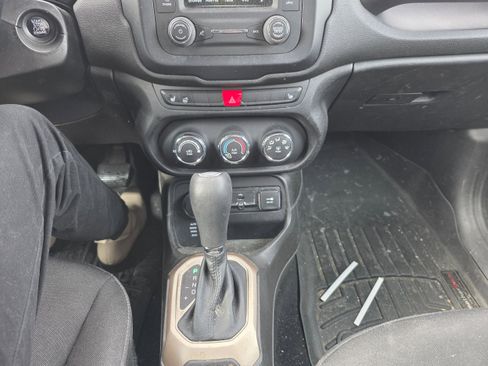 Used 2017 Jeep Renegade Latitude w/ Cold Weather Group image 13