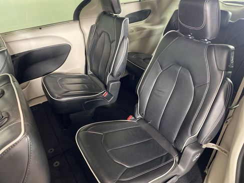 Used 2023 Chrysler Pacifica Limited image 18