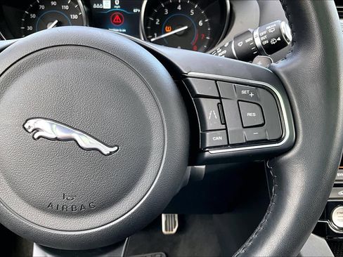 Used 2019 Jaguar F-PACE Premium image 24