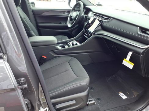 New 2025 Jeep Grand Cherokee L Laredo image 19