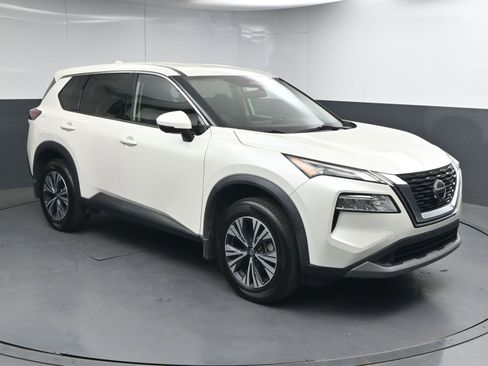 Used 2021 Nissan Rogue SV image 1