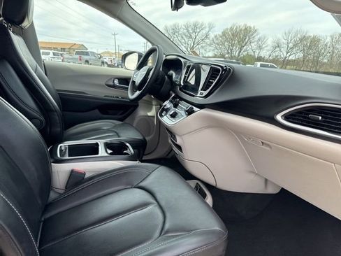 Used 2024 Chrysler Pacifica Touring-L FWD image 16