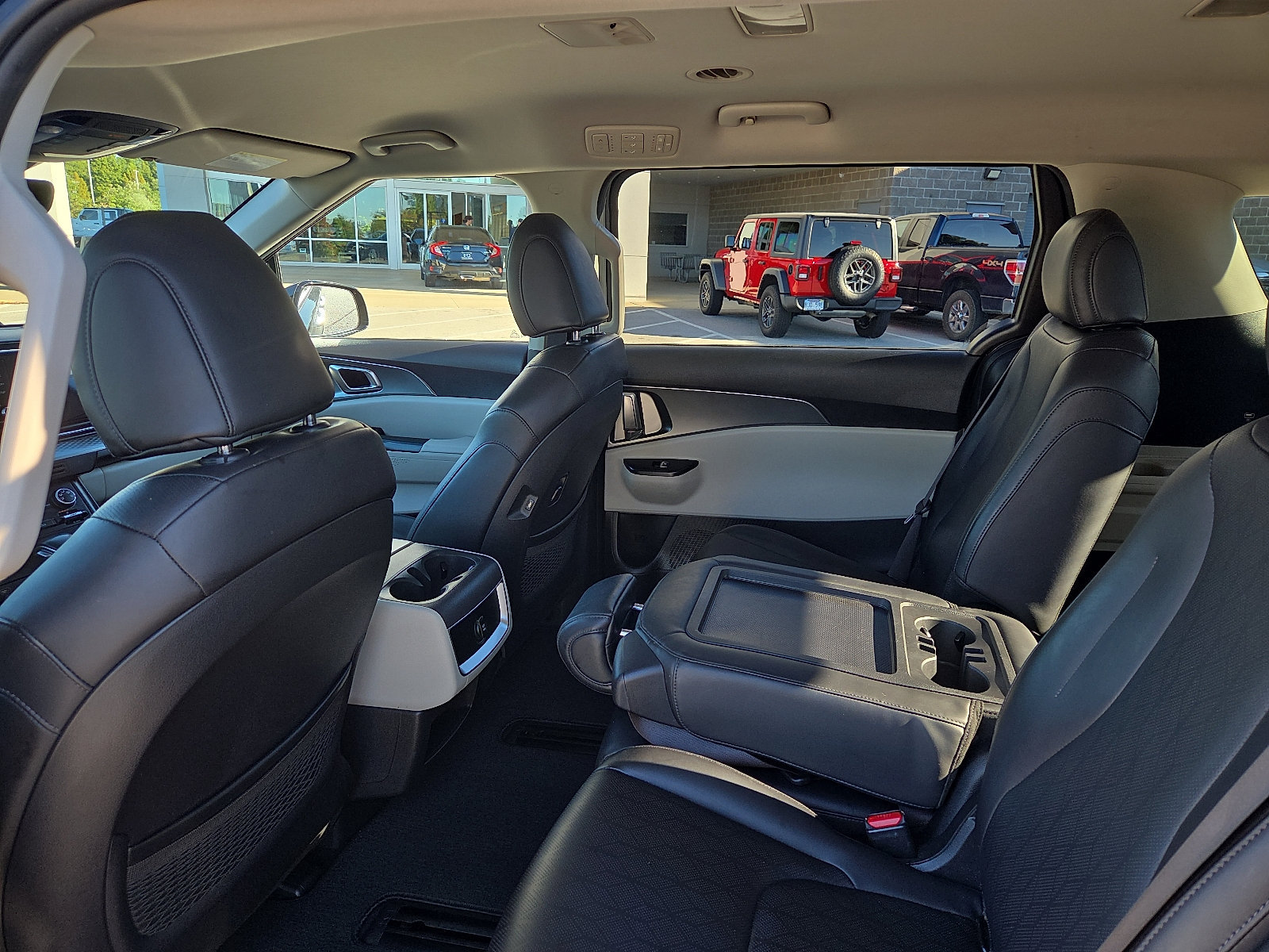 Used 2023 Kia Carnival LX FWD image 9