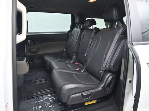 Used 2025 Kia Carnival FWD image 24