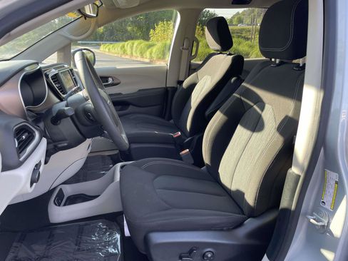 Used 2024 Chrysler Voyager LX image 17