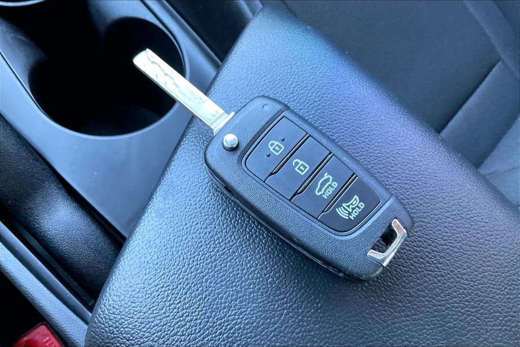 Used 2024 Hyundai Elantra SE FWD image 31