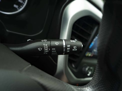 Used 2021 GMC Acadia SLE FWD image 24