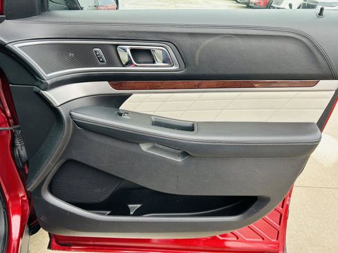 Used 2017 Ford Explorer Platinum image 37