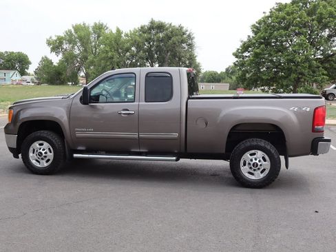 Used 2011 GMC Sierra 2500 SLE w/ SLE Preferred Package AWD/4WD image 9