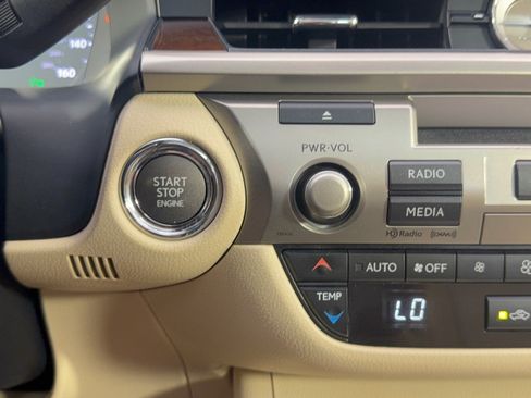 Used 2015 Lexus ES 350 w/ Luxury Package FWD image 19