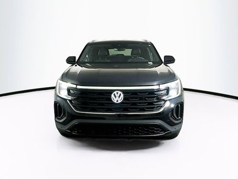 Used 2024 Volkswagen Atlas Cross Sport SE image 2