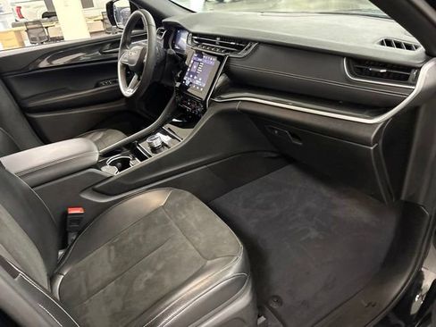 Used 2023 Jeep Grand Cherokee Altitude AWD/4WD image 12