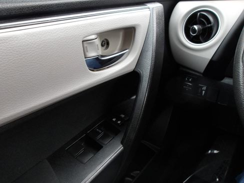 Used 2018 Toyota Corolla LE image 19