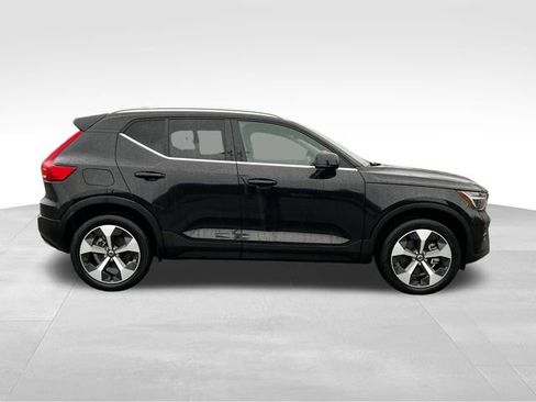 Used 2024 Volvo XC40 B5 Plus image 9