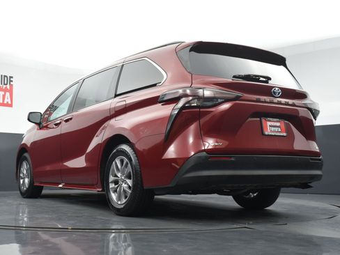 Used 2025 Toyota Sienna XLE FWD image 31