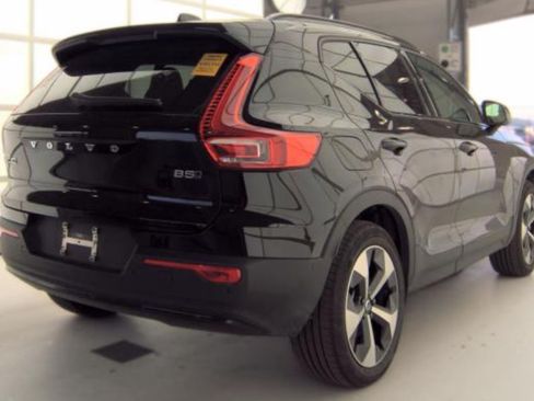 Used 2026 Volvo XC40 B5 Plus AWD/4WD image 3