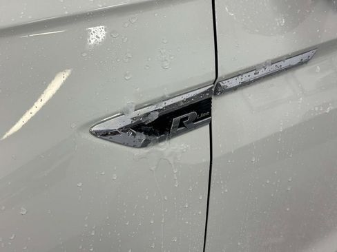 Certified 2021 Volkswagen Tiguan SE R-Line image 9