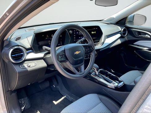 Used 2025 Chevrolet Trax LT FWD image 15