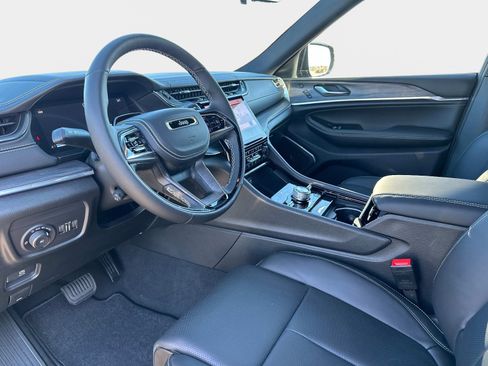 New 2025 Jeep Grand Cherokee L Overland w/ Advanced Protech Group III AWD/4WD image 34