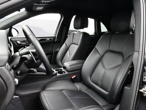 Certified 2025 Porsche Macan AWD/4WD image 5