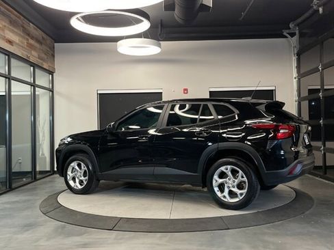 Used 2024 Chevrolet Trax LS w/ LS Convenience Package image 5