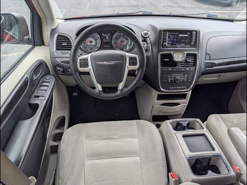 Used 2014 Chrysler Town & Country Touring w/ Driver Convenience Group FWD image 10