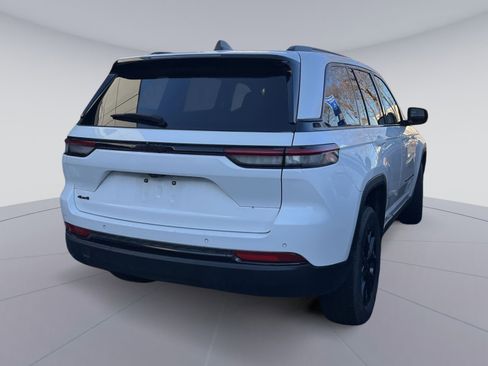 Used 2024 Jeep Grand Cherokee Altitude image 5