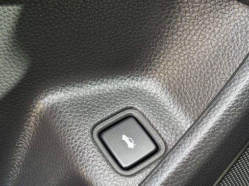 Used 2018 Honda Accord Touring image 16
