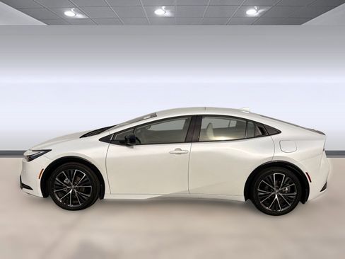 Used 2024 Toyota Prius XLE image 2