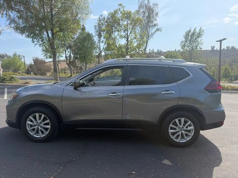 Used 2019 Nissan Rogue SV FWD image 2