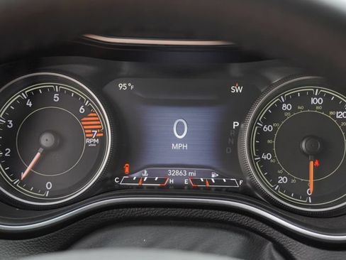 Used 2019 Jeep Cherokee Limited FWD image 32
