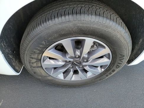 Used 2024 Chrysler Pacifica Limited FWD image 2