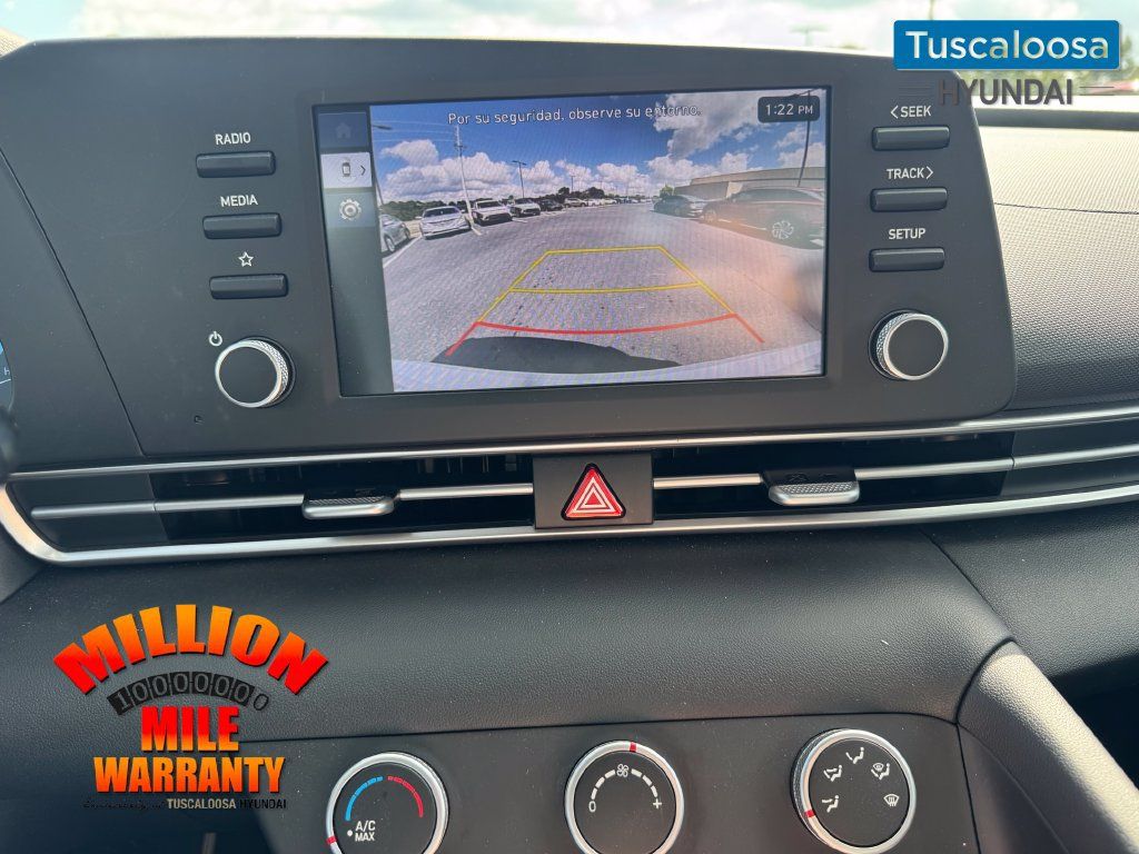 Used 2025 Hyundai Elantra SE FWD image 12